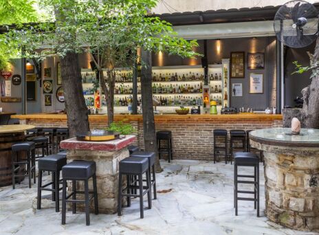 Mojo Club: Τέλειος καφές σε μια αυλή που μοιάζει με όαση