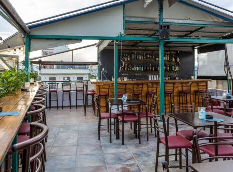 The High Bar: Τα ωραιότερα κοκτέιλ στο Γκάζι πίνονται στα ψηλά