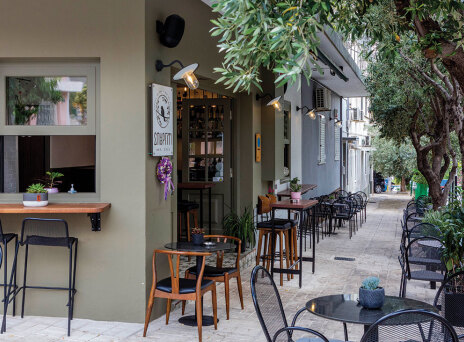 Σπουργίτι: Coffee by day, bar by night