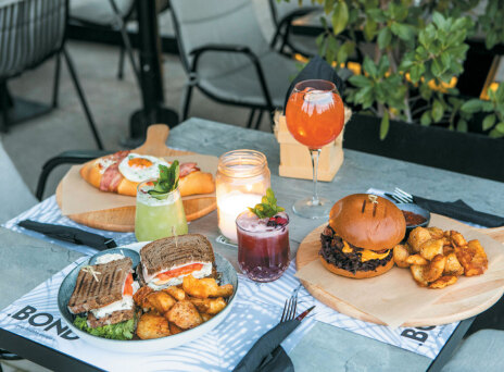 Bond Restaurant Bar, street food στον ωραιότερο κήπο του Αλίμου