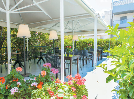 Καφέ-Μεζεδοπωλείο Πολύγωνο, καταπράσινη αυλή και νόστιμοι μεζέδες