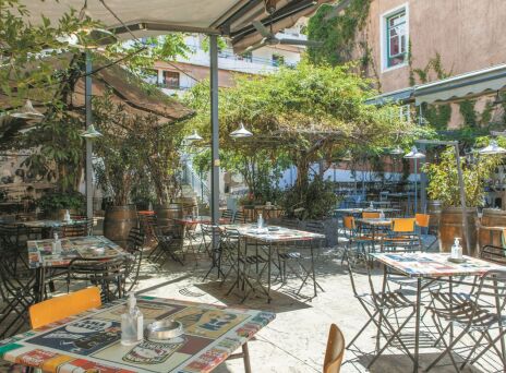 Η υπέροχη αυλή του Άμα Λάχει είναι το στέκι του καλοκαιριού