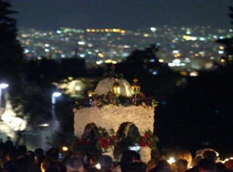 Ο καλύτερος επιτάφιος στην Αθήνα για να νιώσεις ότι είσαι σε νησί