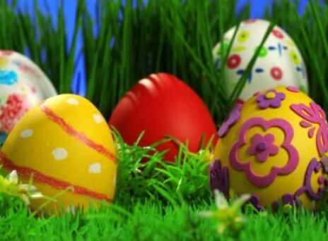 Μαμά, γιατί βάφεις κόκκινο το αυγό;