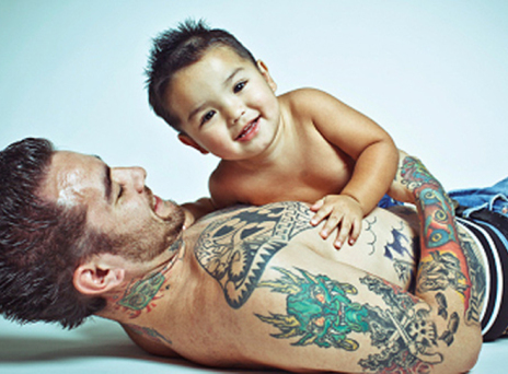 «Ζωγραφισμένοι» μπαμπάδες αγκαλιά με τα παιδιά τους