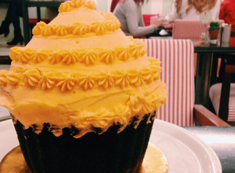 Το καλύτερο σημείο για να βρεις γιγαντιαίο cupcake στο κέντρο της Αθήνας