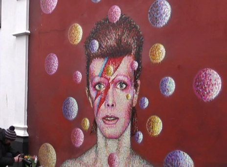 Live: Κόσμος αφήνει λουλούδια στην τοιχογραφία του David Bowie στο Brixton 