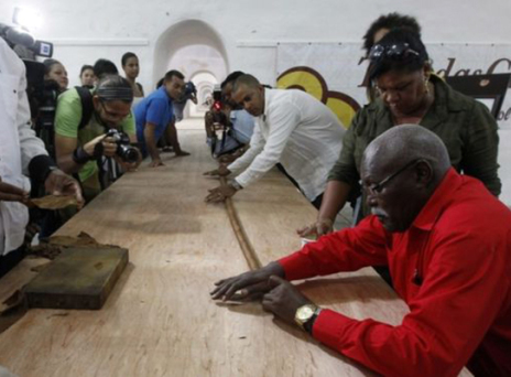 Πούρο 90 μέτρων όσα και τα χρόνια του κομαντάντε Φιντέλ (εικόνες)