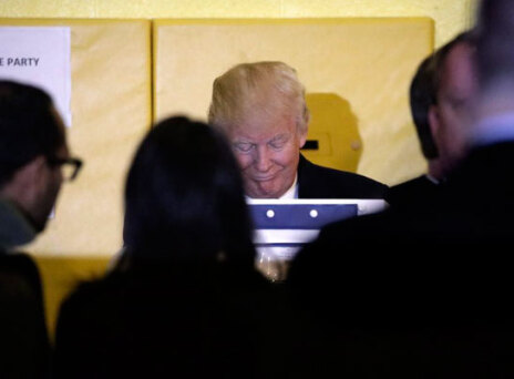 Χεράκι-χεράκι με τη Μελάνια ψήφισε ο Ντόναλντ Τραμπ (video)