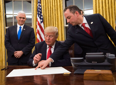 Η πρώτη δουλειά του Τραμπ στο Οβάλ Γραφείο ήταν να καταργήσει το Obamacare (εικόνες)