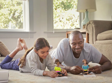 Είναι κάτι άντρες που παίζουν με Barbie