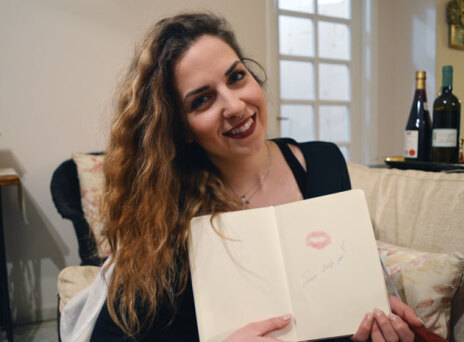 10 κορίτσια από το Πέραμα μοιράζουν αγάπη