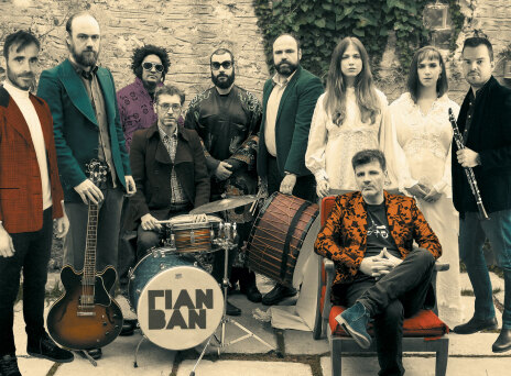 Ο Φοίβος Δεληβοριάς στήνει με τους Γιαν Βαν ένα κυριακάτικο μεσημεριανό γλέντι στο «Hotel Ερμού» 