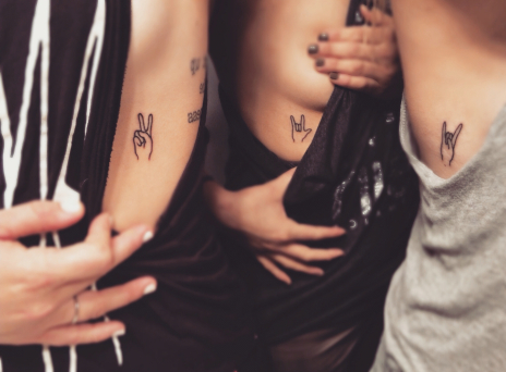 30 tattoo κάτω από το στήθος που θα σου δώσουν ιδέες