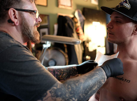 Ο tattoo artist που αφαιρεί δωρεάν ρατσιστικά σχέδια