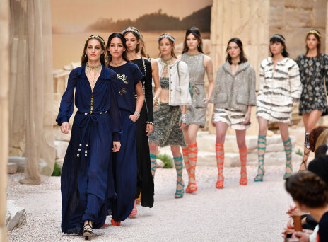 Όταν ο Καρλ Λάγκερφελντ και η Chanel αναβίωσαν στο Παρίσι την αρχαία Ελλάδα (εικόνες)