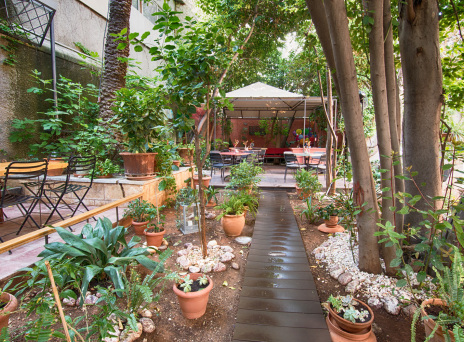 Κήποι and the city