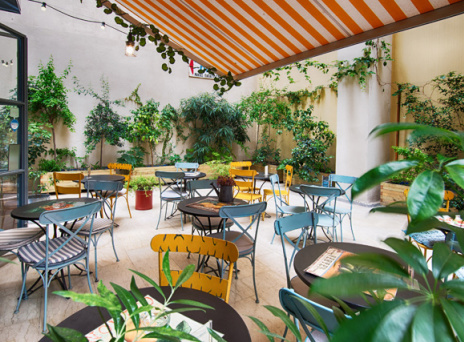 Αυτή η κρυφή αυλή έχει τα πιο νόστιμα σάντουιτς