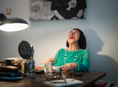 Kατερίνα Αγγελάκη Ρουκ: Η σπουδαία ποιήτρια σε μια πραγματεία για το χρόνο