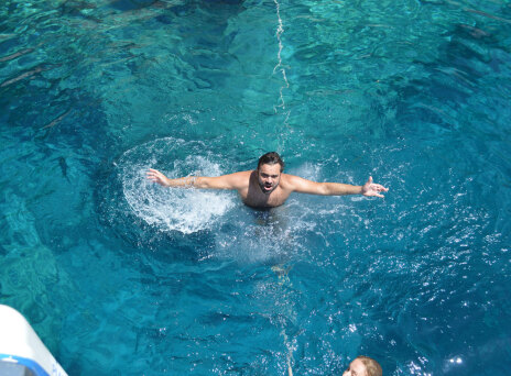 Η Σύρος του τραγουδιστή Δώρου Δημοσθένους