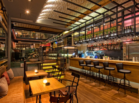 Το ολοκαίνουργιο Husk έχει ήδη γίνει το meeting point της νυχτερινής Κολοκοτρώνη