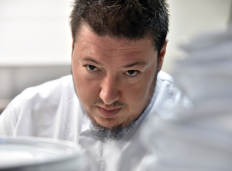 Στο Όμικρον ο Μίλτος Αρμένης κάνει το γκουρμέ όπως πρέπει να είναι: νόστιμο