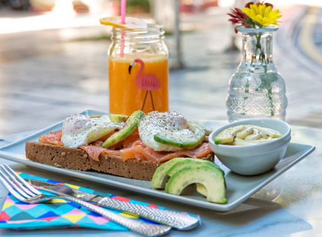 Όταν η Yoko σου σερβίρει λιχουδιές, εσύ να τις τρως