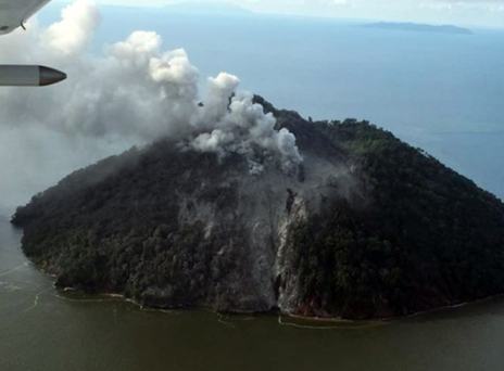 Συναγερμός για τσουνάμι - «Ξύπνησε» και «βρυχάται» ηφαίστειο που θεωρούνταν ανενεργό (video)