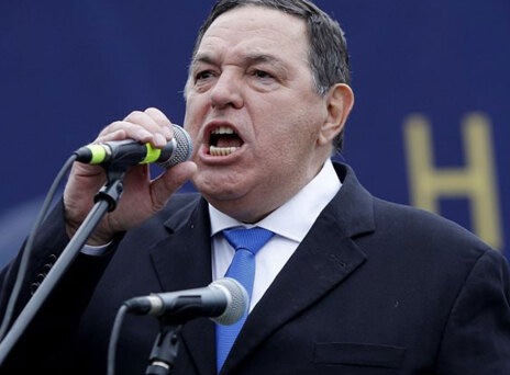 Στρατηγός εναντίον Συντάγματος