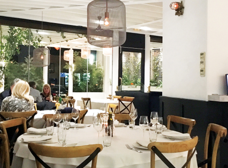 Μια Σκορπίνα κολυμπάει στα νερά του Ψυχικού