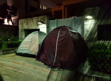 Μία νύχτα με τους εργαζομένους του Mega στα αντίσκηνα  