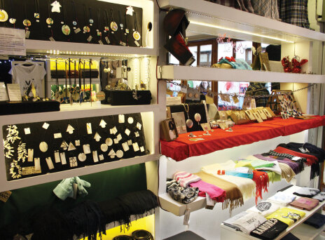 Μια ματιά σε vintage ρούχα και βιβλία 