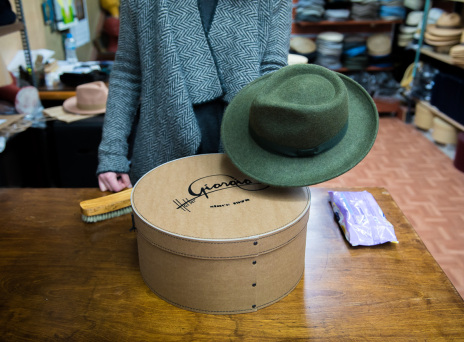 Είναι ταμπού να φοράς καπέλο;