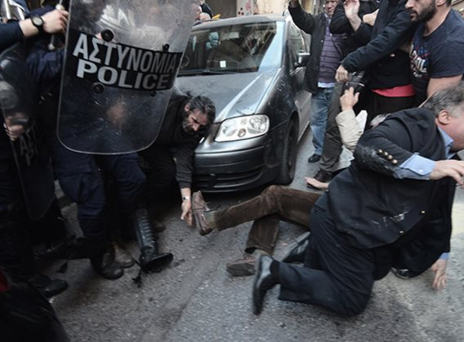 «Ξεσάλωσε» το Twitter με την επική τούμπα Λεοτσάκου (εικόνες)