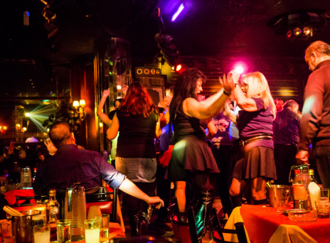 Μια βραδιά στο υπόγειο Club Ένσταση για θαμώνες 50+