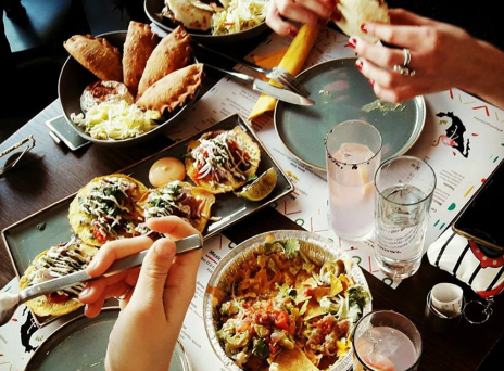 Τι είναι ροζ και σερβίρει μεξικάνικο brunch αυτό το ΣΚ;