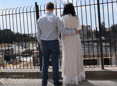 Αιώνια πιστοί: Νεόνυμφοι φωτογραφήθηκαν με φόντο το εργοτάξιο του νέου γηπέδου της ΑΕΚ (video)