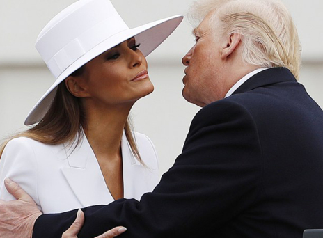 Η Μελάνια βρήκε τον τρόπο να αποφεύγει τα φιλιά του Ντόναλντ, αλλά όχι το χέρι του (εικόνες, video) 