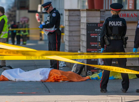 Τρόμος στο Τορόντο: Χτυπούσε πεζούς επί 1,5 χιλιόμετρο ο οδηγός του βαν - Δέκα νεκροί (video)