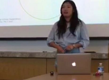 Στριπτίζ για πτυχίο – Καθηγήτρια έβγαλε φοιτήτρια κυριολεκτικά έξω από τα ρούχα της (εικόνες, video) 