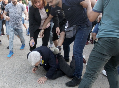 Όταν το «δίκαιο των πολλών» φτύνει και βαράει