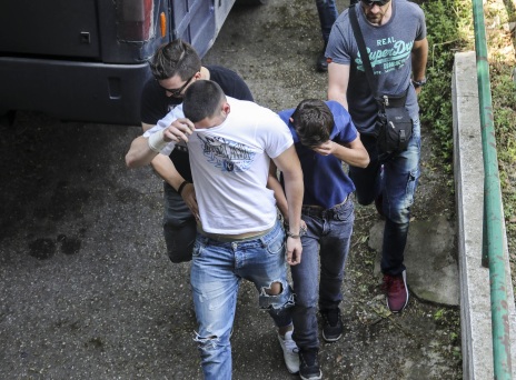 Ποιος προκαλεί ποιον;