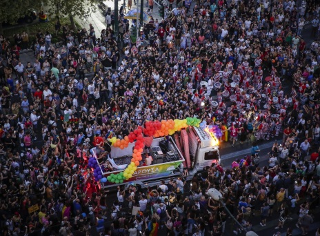 Η ερώτηση της εβδομάδας από την A.V. και την Prorata: Διεκδίκηση ή επίδειξη της διαφορετικότητας το Athens Pride;