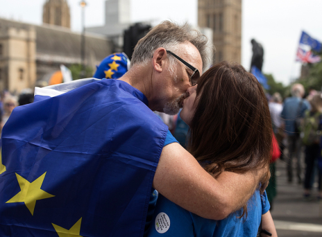 Μα γιατί παραιτούνται ο ένας μετά τον άλλο οι Βρετανοί υπουργοί;