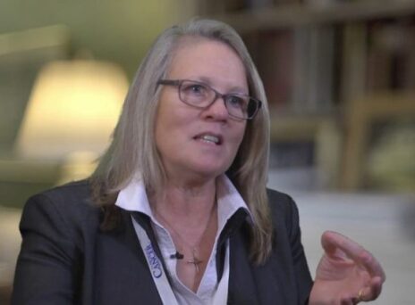 Μοριακή βιολόγος ρίχτηκε στη φυλακή επειδή ανακάλυψε ότι τα ανθρώπινα εμβόλια είναι μολυσμένα με ιούς;