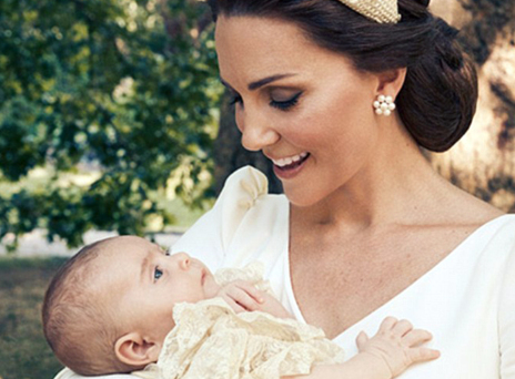 «Το βλέμμα της αγάπης»  από την Κέιτ στον Λούις - Οι επίσημες φωτογραφίες της πριγκιπικής βάπτισης (εικόνες) 