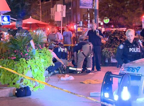 Ένοπλη επίθεση στην ελληνική συνοικία του Τορόντο -  Νεκροί μία γυναίκα και ο δράστης, 13 τραυματίες (εικόνες, video)