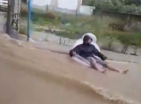 Κάτοικος στο Μενίδι βγήκε με στρώμα θαλάσσης στις πλημμύρες του Σαββάτου (video)