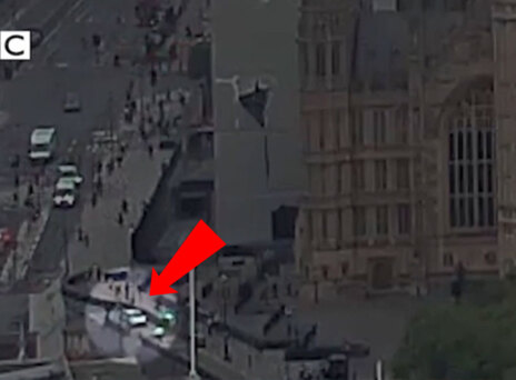 Λονδίνο: Η στιγμή που το αυτοκίνητο «καρφώνεται» στην είσοδο του Κοινοβουλίου (video)