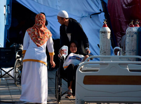 Ινδονησία: Τουλάχιστον 12 νεκροί από τον σεισμό των 6,9 Ρίχτερ (εικόνες)